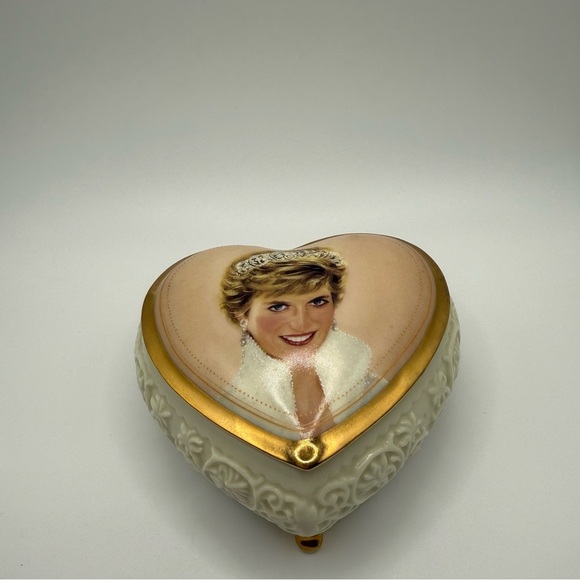1998 Porcelain Trinket Music Box Queen of Hearts Princess Diana WORKS Gold Trim - Picture 4 of 5